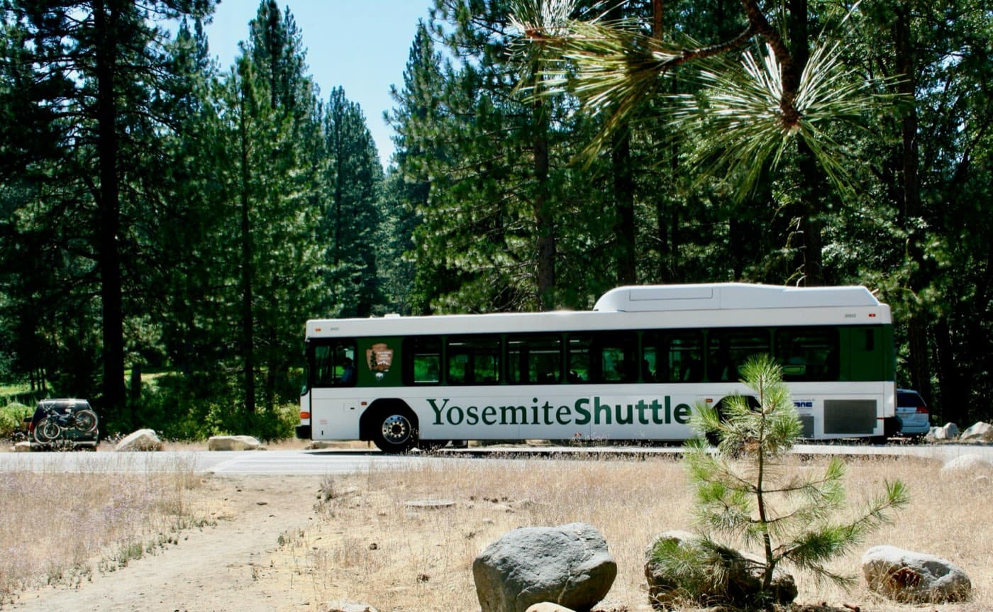 Lanzadera de transporte para asistentes circulando por una zona natural