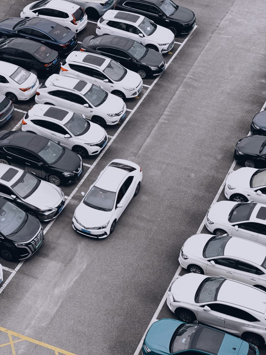 Vista aérea de un parking con filas de coches aparcados