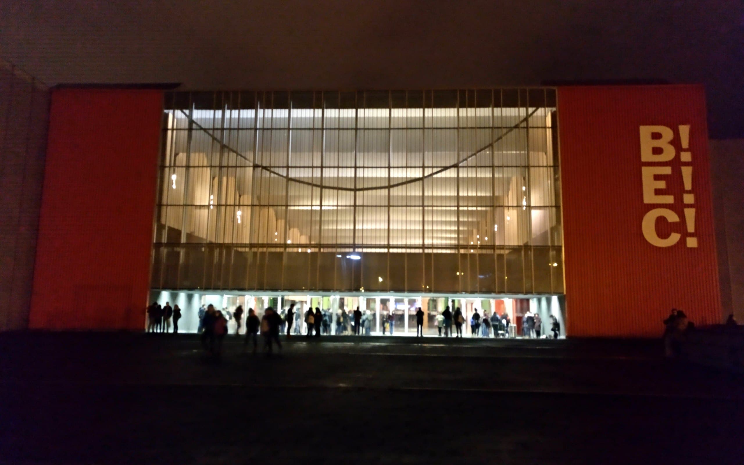 Entrada del Bilbao Exhibition Centre (BEC) de noche con gente llegando (imagen de archivo de otro evento)