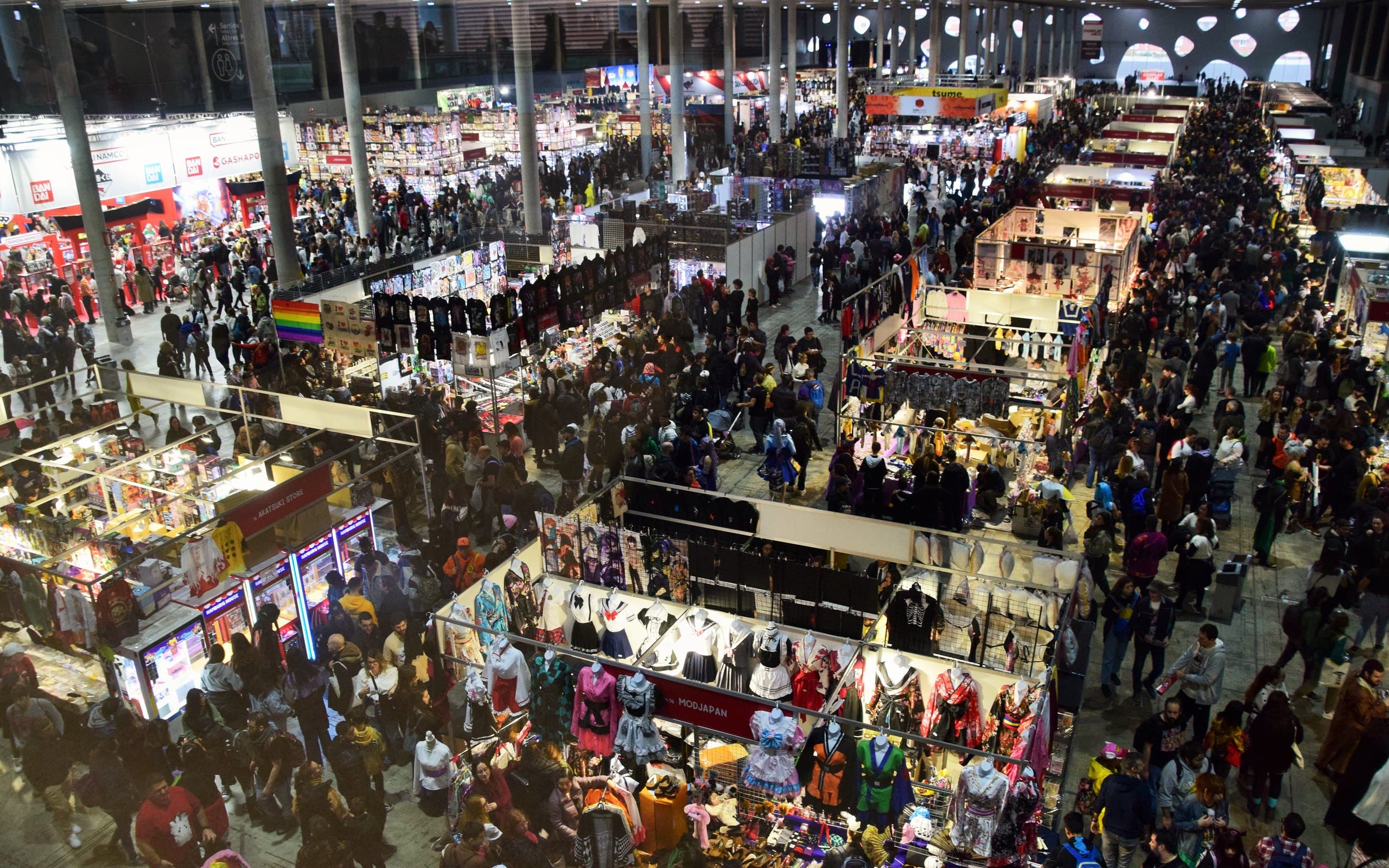 Uno de los pabellones del Manga Barcelona lleno de estands y público (edición 2022)
