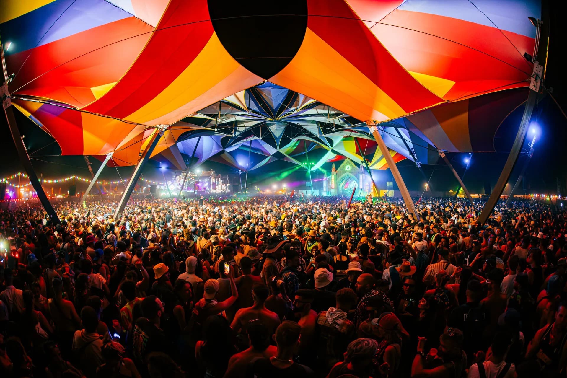 Público bajo una de las carpas del Monegros Desert Festival (edición anterior)