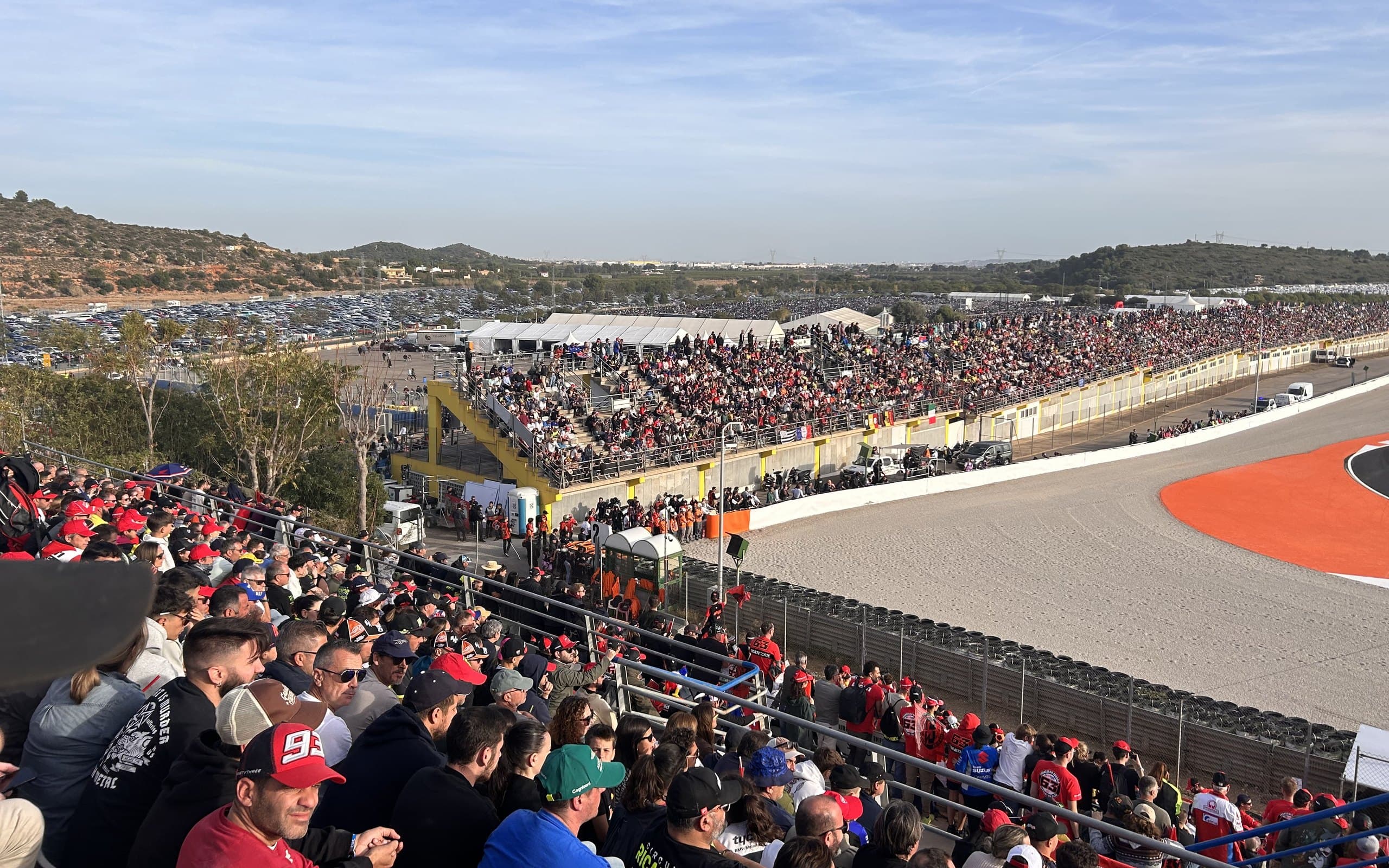Aficionados en la grada de la segunda curva del Circuit Ricardo Tormo durante un GP de MotoGP (edición anterior)