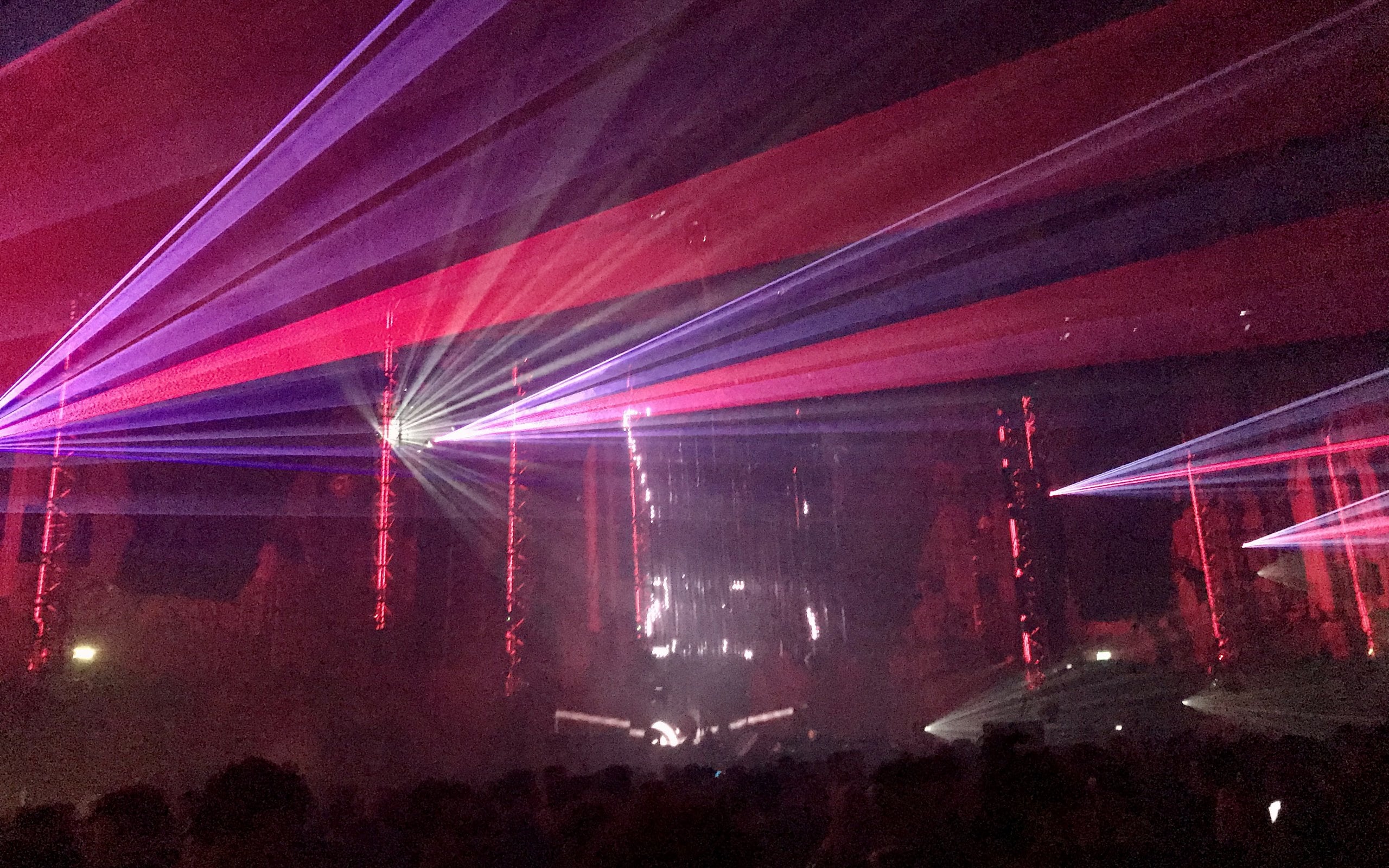 Láseres sobre el público en una rave de música electrónica (imagen ilustrativa)