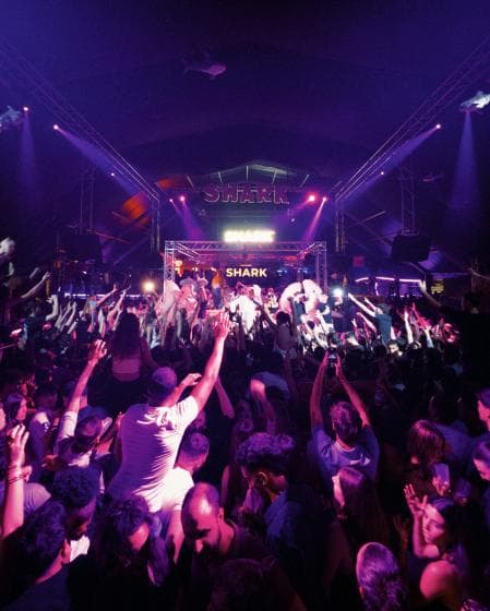 Shark event crowd in front of the stage, ideal context to coordinate shared rides with VIB3S.